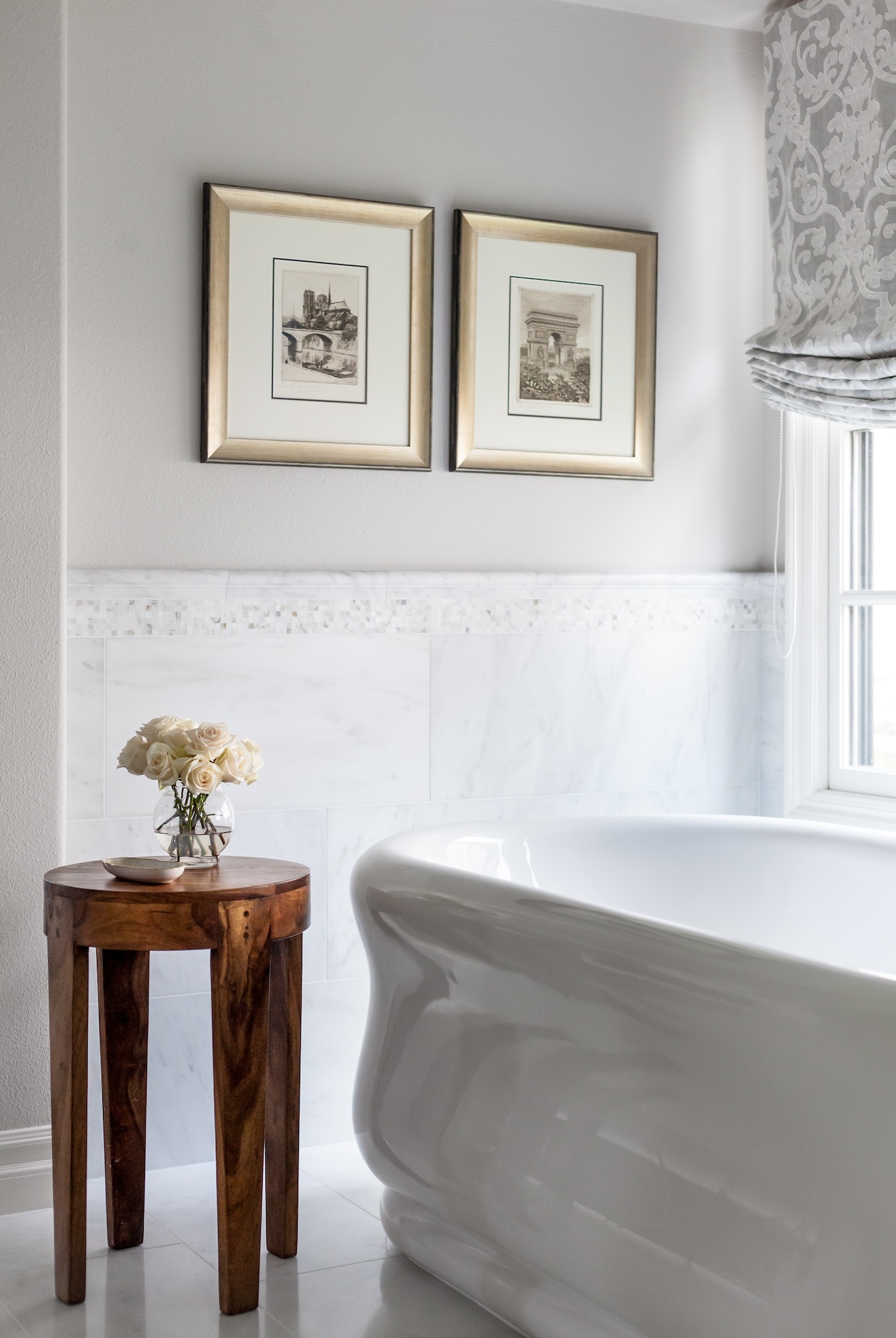 Curved Edges Tub With Small Wooden Table