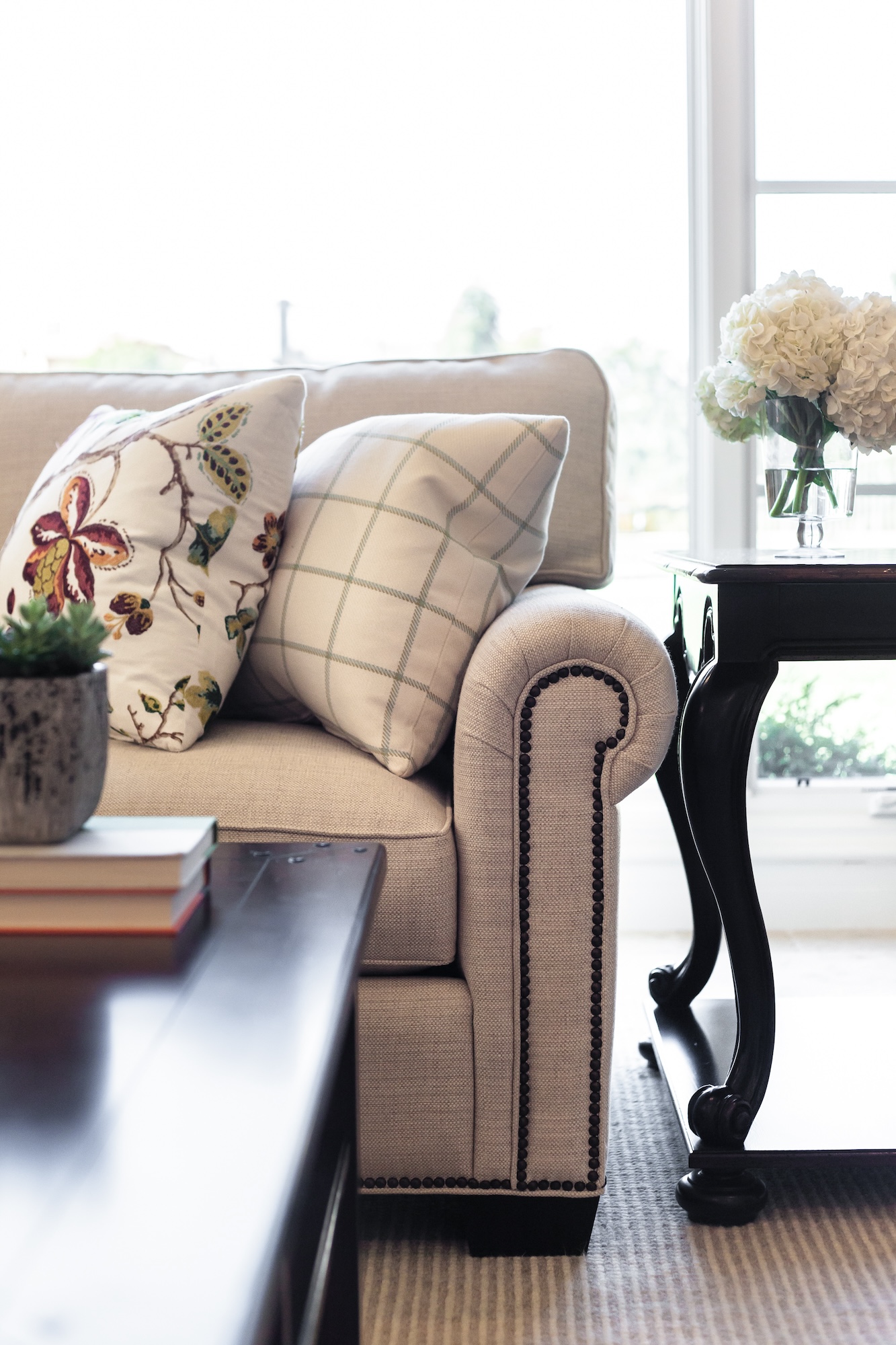 Laura Abrams Design Sofa With Accent Pillows